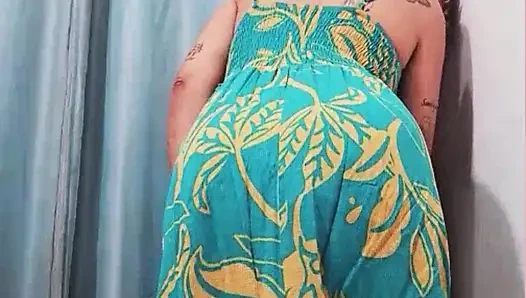 Bir mağaza soyunma odasında yüze boşalma ile gerçek seks.