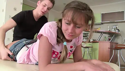 Genç sürtük masaya bağlı ve sert sikiliyor