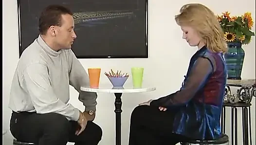 Seksi sarışın canavar bir yarağı emiyor ve sonra tıraşlı amına sokuyor