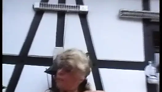 Anal sikilen Alman hatun aynı anda iki yarağı memnun etmekten hoşlanıyor