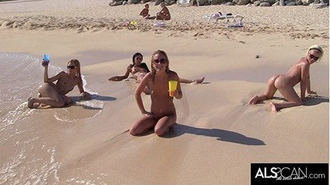 Six dik lezbiyenler gitmek at o üzerinde bir kamu plaj
