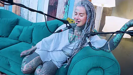 Z hakkında konuşuyorum - zeal - asmr podcast sfw konuşuyor gotik sıska kız dreadlocks dövmeli model dövmeli kız