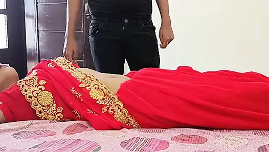 Yeni evli ateşli Hintli desi köylü teyze üvey oğluyla sert sikişiyor