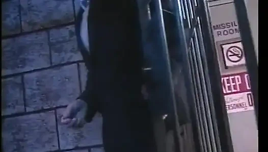 Hapishanede kıvırcık saçlı bebek o kadar azgın ki her şeyi vermeye hazır
