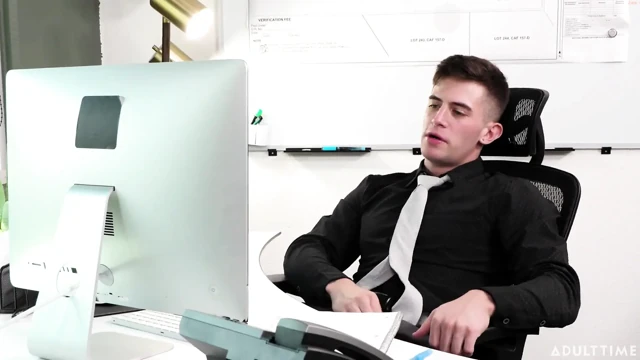 Heteroflexible - patron Jordan Starr iş yerinde sert yakalandı Trevor Brooks mastürbasyon yapıyor