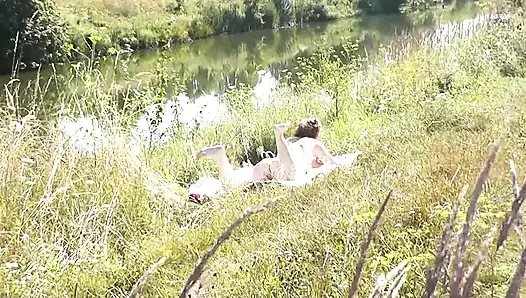 Vahşi plaj yoldan geçen rastgele adam çıplak kadın seksi olgun orta yaşlı seksi kadın nehir kıyısında güneşleniyor domaltmalı domaltmalı götten amcık