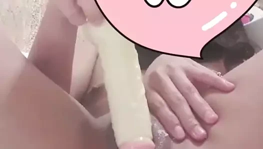 Yapay penis kullanarak mastürbasyon yapıyor