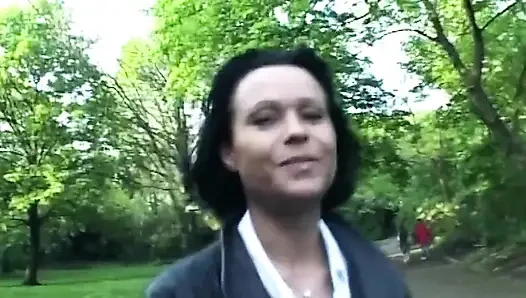 Esmer kadın açık havada ve içeride çıplak ve azdırıyor