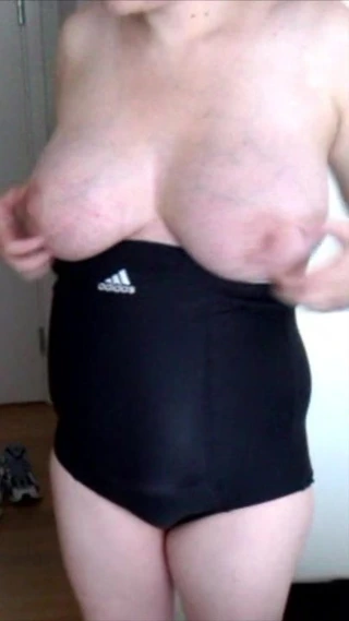 Danimarkalı hamile karısı mayo içinde