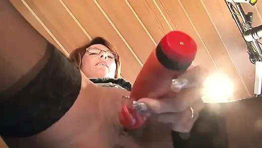 Azgın olgun esmer parmaklıyor ve damlayan amcığını oynuyor