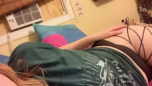 Güneş güzel canlı yatakta kıçını sallayarak..