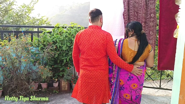 Hintli desi büyük memeli kayınvalide açık havada açık havada tepelerde damad tarafından sikiliyor