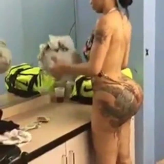 İki striptizci gecelerini kutluyor.