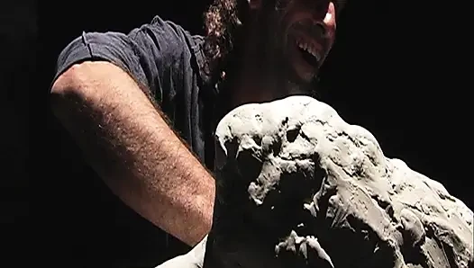 Olgun esmer zonklayan yarağı gırtlağına kadar alıyor ve damlayan tükürüyor