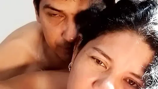 Karıma sikişiyor ve yüzüne boşalıyor