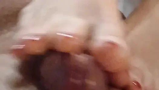 Kelly, Dominik'in yarağını fışkırtarak orgazma ulaştıran teknik bir ayakla muamele çekiyor.