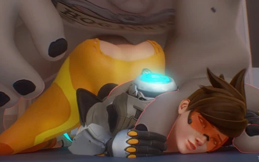 Trisbli canavar yarak minyon götünü parçalıyor: yoğun anal, ağzı açık ve domaltmalı şaplak