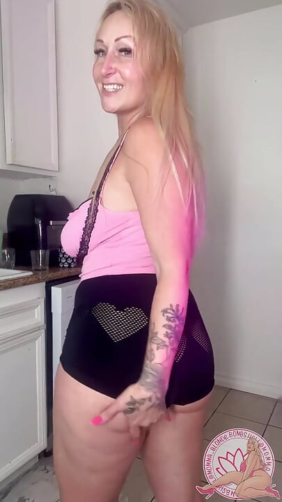 MommaBlondeBombshell videosu