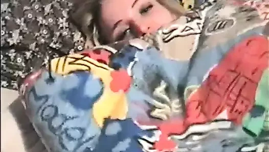 Kapıyı açık buluyorum ve lucie'yi sürtük olduğu kadar sarışın, erkek arkadaşının onu mastürbasyon yapmasına izin verirken filme alıyorum