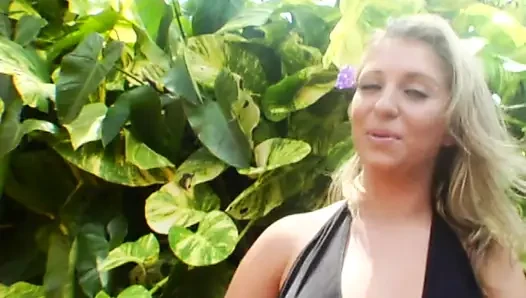Ateşli sarışın komşu açık havada kendini parmaklıyor sonra dildo içeride sikişiyor