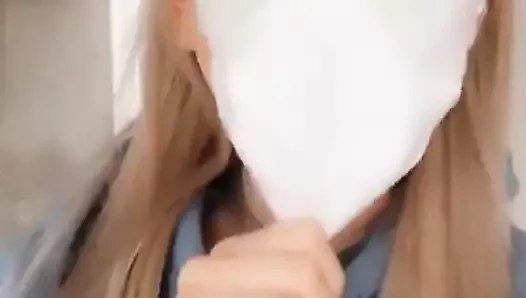 Se lo mete todo por la garganta y tan tranquila