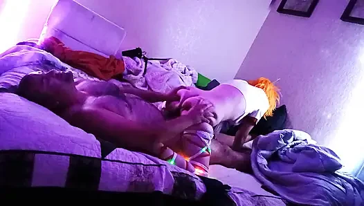 Minyon dövmeli kızıl saçlı yarak emiyor ve üstüne çıkıyor dölleniyor ve sonra geri kalanını emiyor