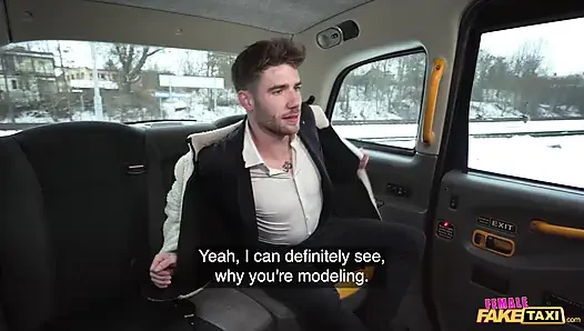 Şımarık bir erkek model tarafından sert sikiliyorum - kadın fake taxi