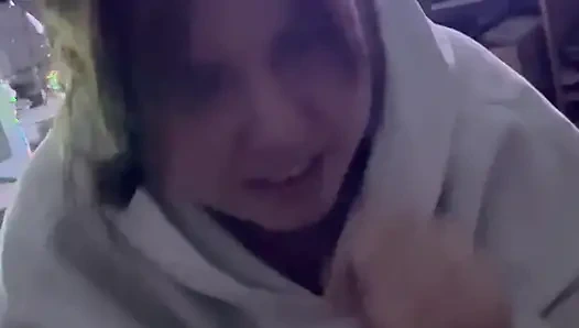 18 yaşında diz çökmüş, oral seks