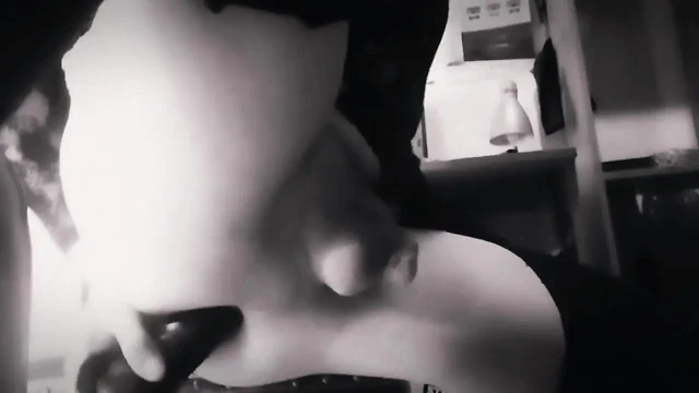 Azgın çapraz kaltak götümü büyük dildoyla sikiyor