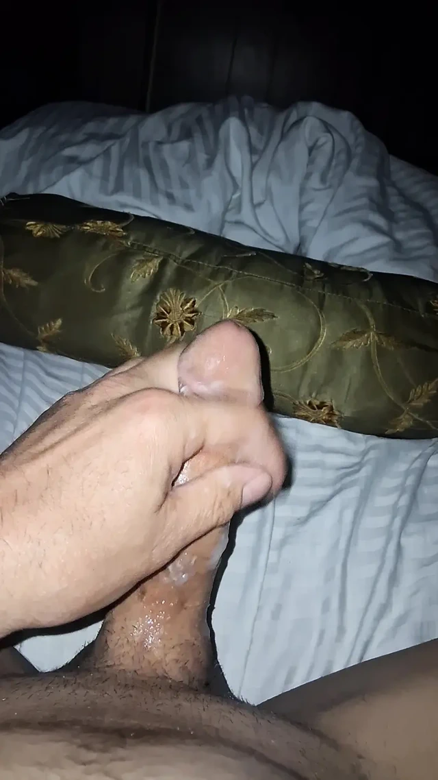 Viski yarak boşalma seansı, sert kalmaya çalışıyor.