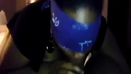 Mavi bandana gözleri bağlı kiracı