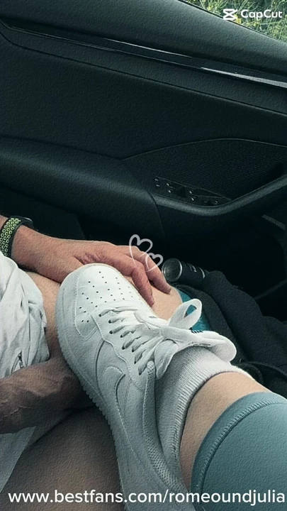 Nike Airjob 1 ile kadın egemenliği ayakkabı hakimiyeti, ayakla muamele, çiğneme, spor ayakkabı giyişi, ayağa boşalma ve spermini yalama