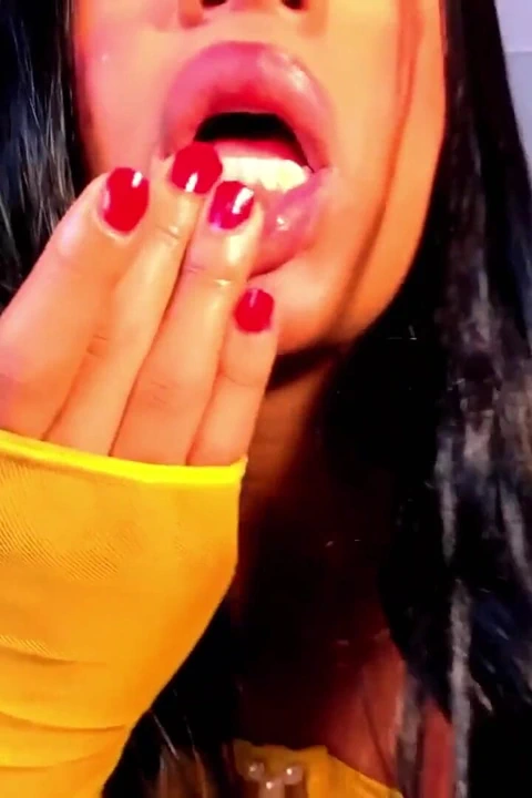 Tatlı Dudaklar Ve Parmak Emme