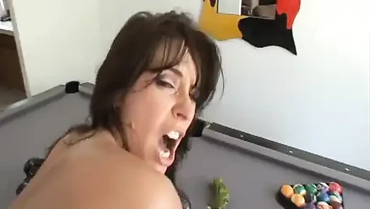 Islak orta yaşlı seksi kadın büyük bir büyük zenci yarağını yiyor