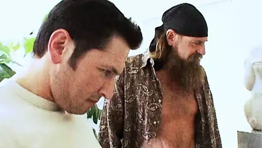 Adam onu şişman yarağını emmesi için duvara yaslıyor