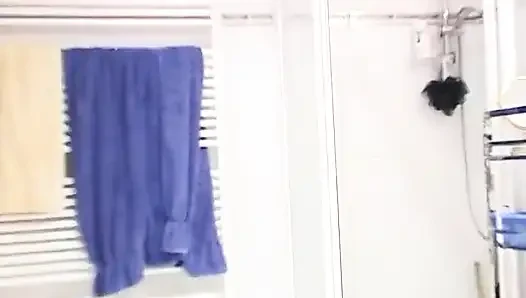 Güzel genç kız seksi vücudunu yıkiyor