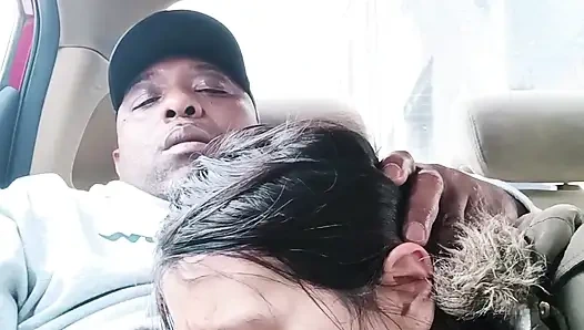 Asyalı sokak fahişesi arabada sakso - riskli yol kenarında gırtlağına kadar alıyor ve yutuyor ve orta yaşlı seksi kadın