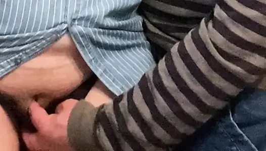 Rastgele yabancının elbisenin altında yapışkan parmakları