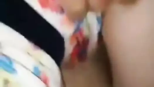 sari orospu sakso cekerken amini siktiriyor