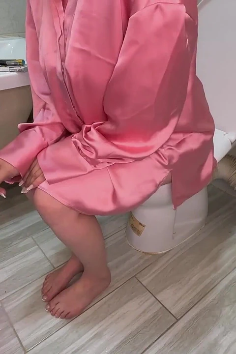 Sigara içen tanrıçanın yüksek sesli tuvaleti osuruyor