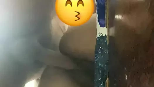 Hintli kız yatak odasında sikişiyor