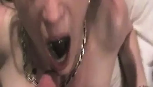 A PEINE 18 ANS ET 3 MOIS