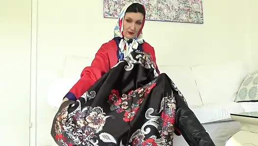 Başörtüsü eğitimi bölüm 1, Lady Victoria Valente