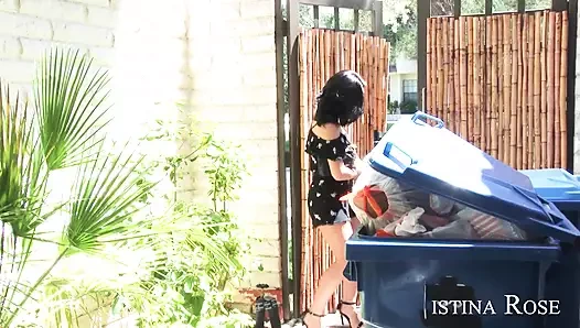 Aldatan evli kadın Kristina Rose kocasının arkadaşıyla sikişiyor!