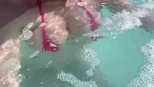 Artemisia seksi ve azgın su altında süper mikro bikiniyle büyük göğüslerini gösteriyor ve aureolalarını görebilirsiniz...