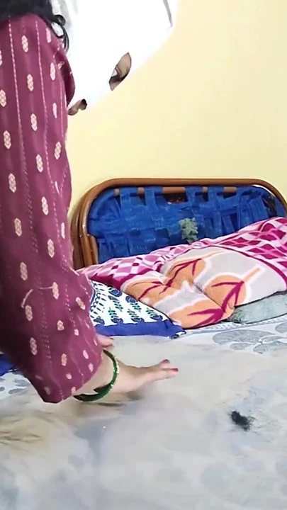 Hintli puspa köyü karısı amcığı tıraş ediyor, arkadaşımın karısı odasında tıraşlı amcık gördüm | Klip 3