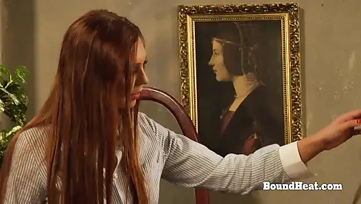 Tombul büyük götlü lezbiyen köleler şehvetli madamla mastürbasyon yapıyor ve orgazm oluyor