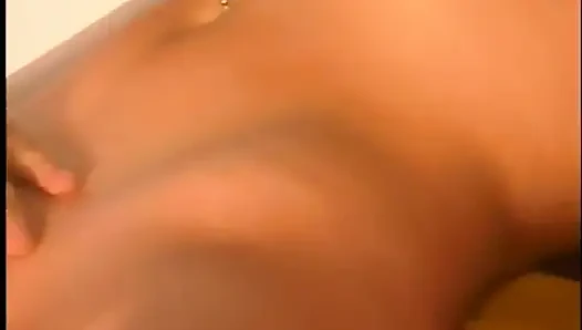 Seksi azgın genç sarışın açık havada sikiliyor ve güzelce boşalıyor