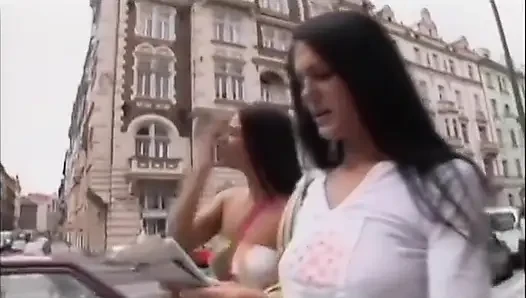 İki seksi esmer kız sikiş festivali için üç adam tarafından sikiliyor
