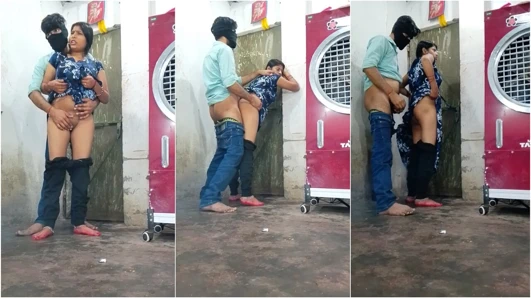 Bir kız arkadaşım gece seks yaptı, erkek arkadaştan erkek arkadaşa, büyük siyah bir penisle sert bir seks yaptı, kız arkadaşının vajinasından tüm suyunu aldı, bakire poposu gibi.